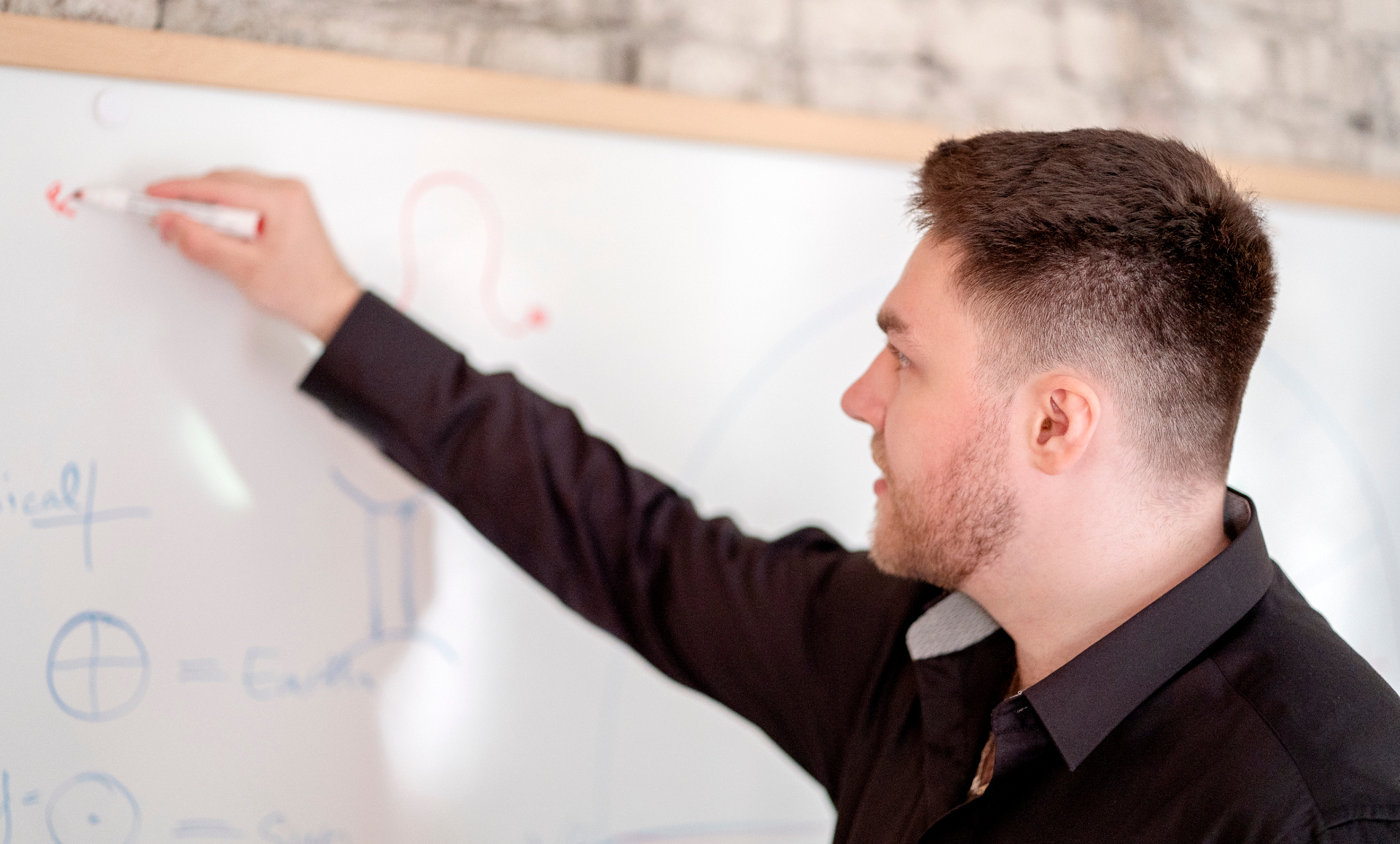 Lennart am Whiteboard beim Unterrichten